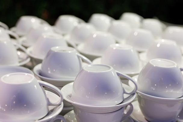 Білі чашки і тарілки
 - Фото, зображення