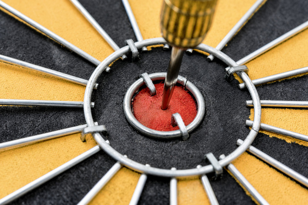 Στόχος dart closeup με βέλος στο bullseye - Φωτογραφία, εικόνα