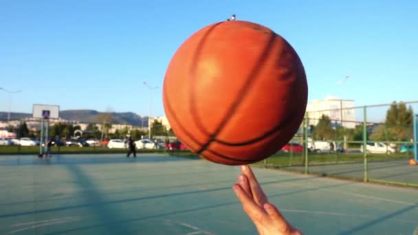 Koszykówka przędzenia na palec w otwartej przestrzeni - Materiał filmowy, wideo