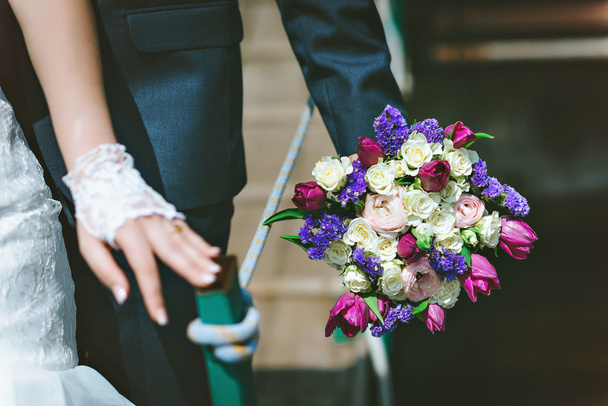 Düğün buketi, beyaz, pembe, mor çiçekler. Gelinin elinde. - Fotoğraf, Görsel