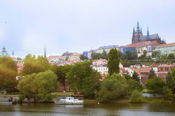 Prague Castle (Prazsky hrad) and Old Town pier architecture over Vltava river - Foto, Imagem