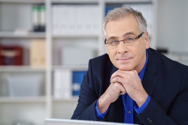 Thoughtful businessman wearing glasses - Фото, зображення