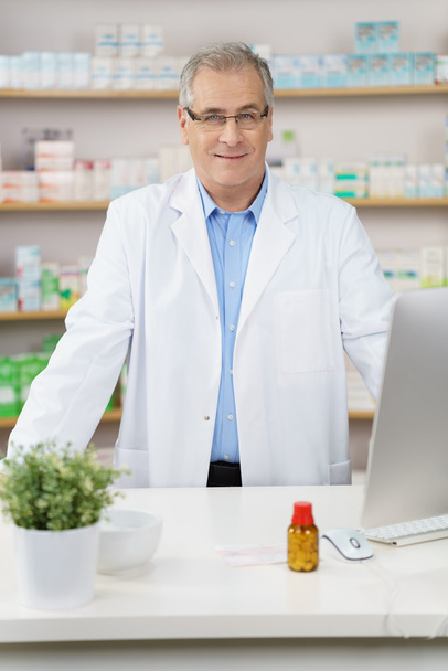 Attractive middle-aged male pharmacist - Zdjęcie, obraz