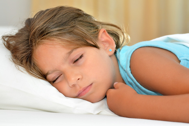 Сладких снов, очаровательная малышка спит
 - Фото, изображение