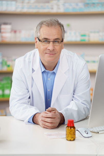 Male pharmacist leaning on the counter - Φωτογραφία, εικόνα