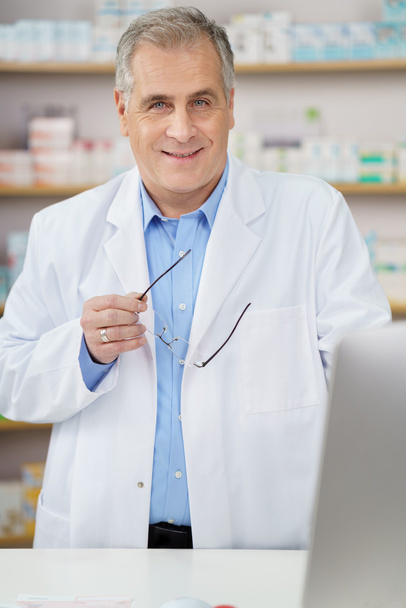 Confident friendly middle-aged male pharmacist - Фото, зображення