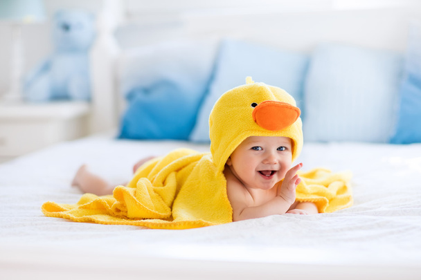 Bébé mignon après le bain en serviette de canard jaune
 - Photo, image