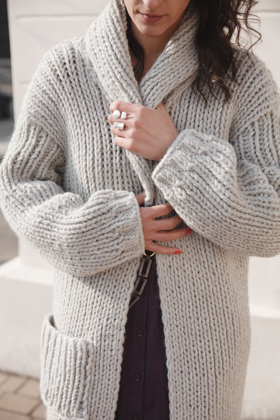Femme portant tricoté manteau coloré extérieur
 - Photo, image