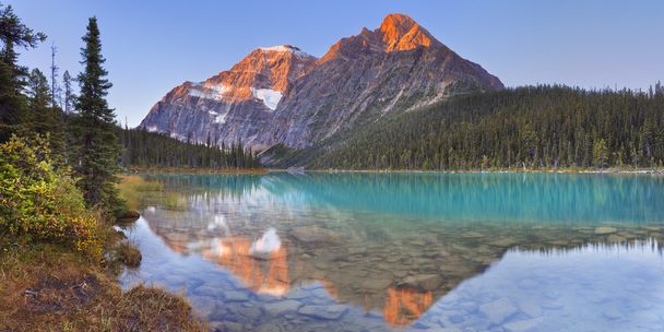 マウント ・ エディス ・ キャベルと湖、碧玉 Np、カナダの日の出 - 写真・画像