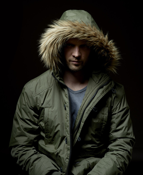 Homme portant un manteau d'hiver
 - Photo, image