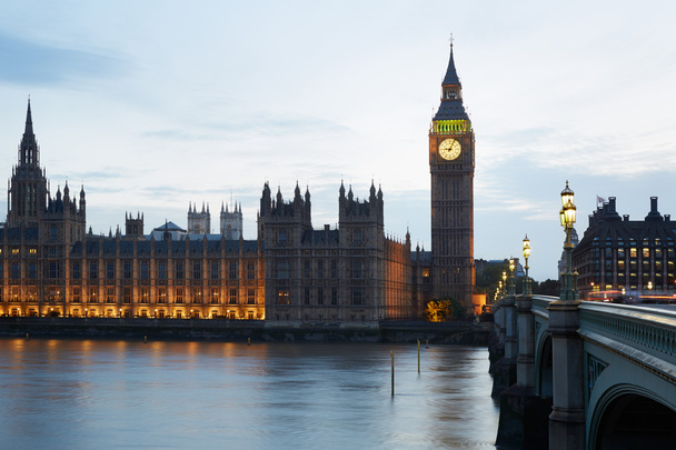 Big Ben ja Westminsterin palatsi iltahämärässä, Lontoossa
 - Valokuva, kuva