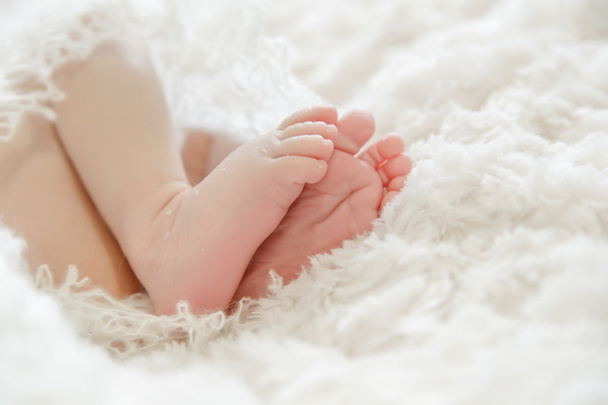 Μικρά νεογέννητα πόδια και τα δάχτυλα των ποδιών. Φυσικό φως της ημέρας - Φωτογραφία, εικόνα