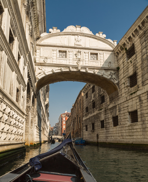 Vista desde la góndola del Puente de los Suspiros en Venecia
 - Foto, Imagen