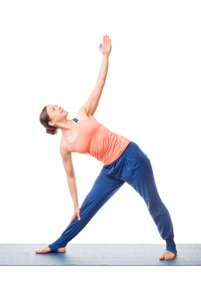 Спортивная женщина практикует йогу асана уттхита триконасана
 - Фото, изображение