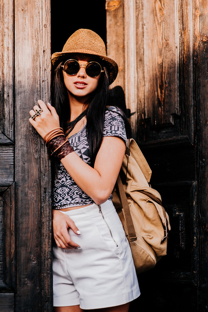beautiful brunette girl in hat and sunglasses - Foto, afbeelding