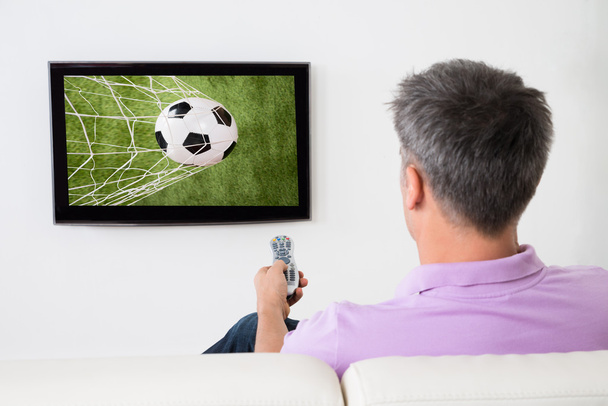 Man Watching Soccer Game - Zdjęcie, obraz