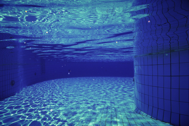 underwater in swimming pool - Foto, Bild