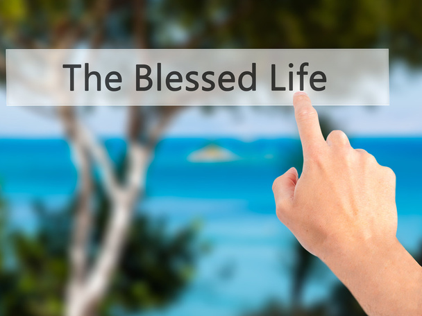 Błogosławione życie-ręka naciskając przycisk na niewyraźne tło  - Zdjęcie, obraz