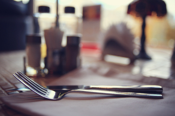 Μαχαιροπίρουνα σε τραπέζι σε εστιατόριο - Φωτογραφία, εικόνα