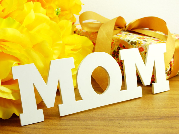 word text mom and flower bouquet mothers day concept - Foto, immagini
