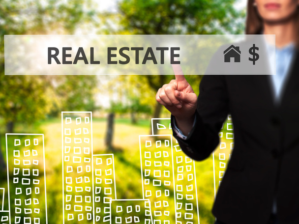 Real Estate Agent het indrukken van de knop op het virtuele scherm. - Foto, afbeelding