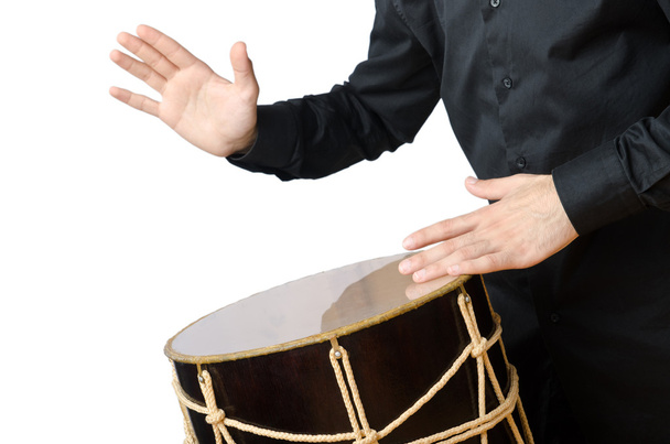 Baterista con tambor tocando en blanco
 - Foto, imagen