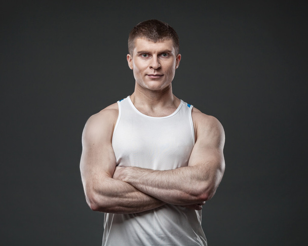 Young muscular man isolated on gray background - Foto, immagini