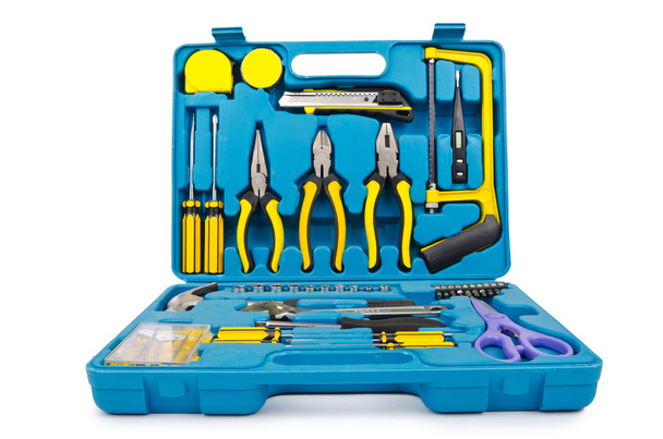 Boîte à outils avec de nombreux outils isolés sur blanc
 - Photo, image