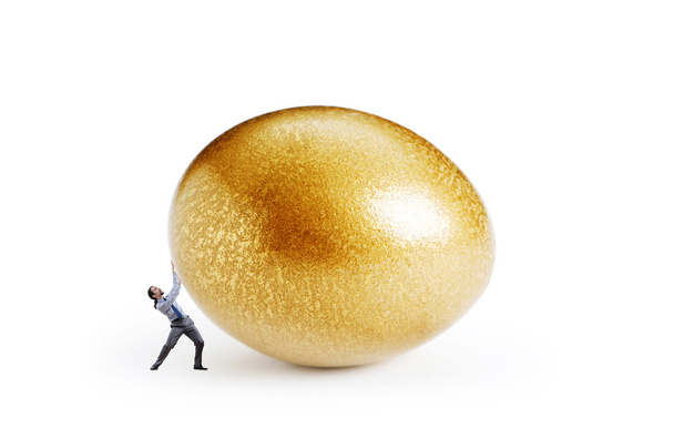 Mann und goldenes Ei isoliert auf weiß - Foto, Bild