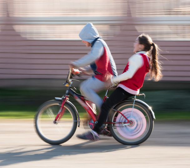Niños montando en bicicleta
 - Foto, imagen