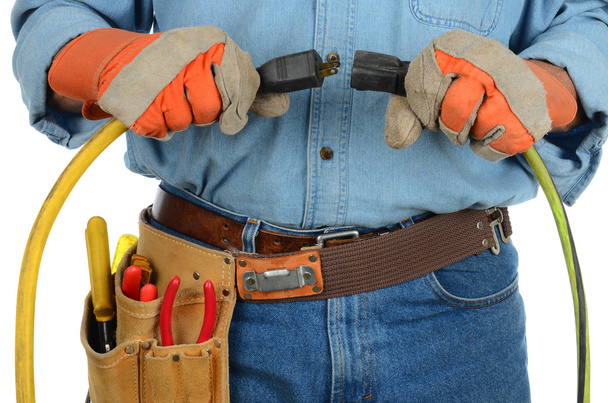 Workman Plugging em cabos de extensão
 - Foto, Imagem