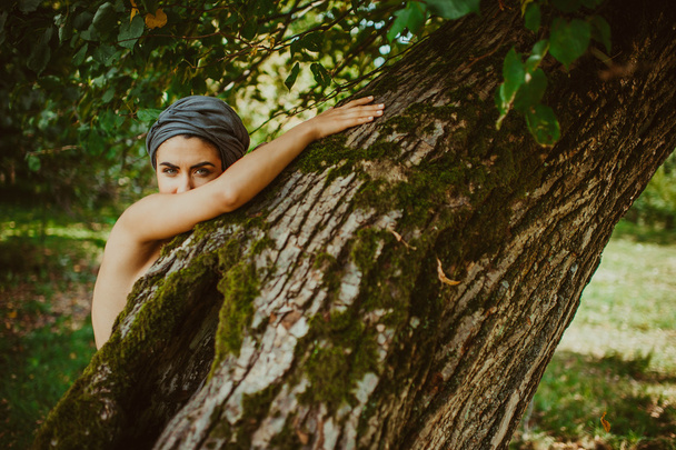 girl posing near a tree - Fotoğraf, Görsel