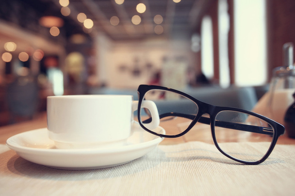 Coffee cup and glasses on table - Valokuva, kuva