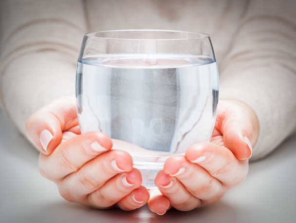 Un bicchiere di acqua minerale pulita
  - Foto, immagini