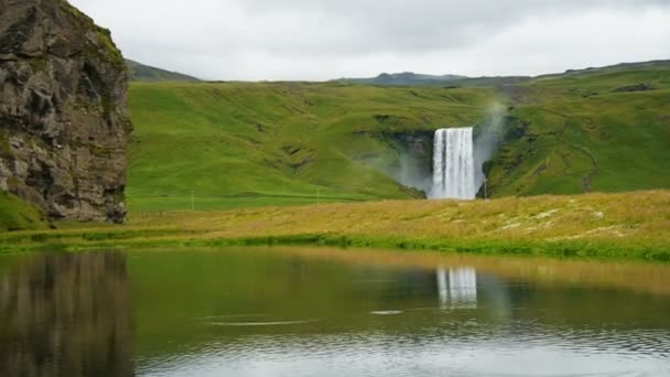 De beroemde Skogarfoss waterval in het zuiden van IJsland. - Video