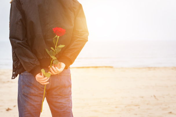 Homme avec une rose dans le dos
   - Photo, image