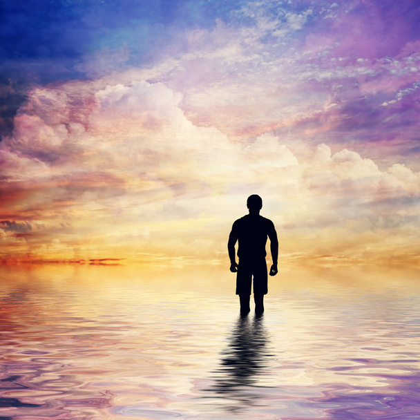 Человек в воде спокойного океана
   - Фото, изображение