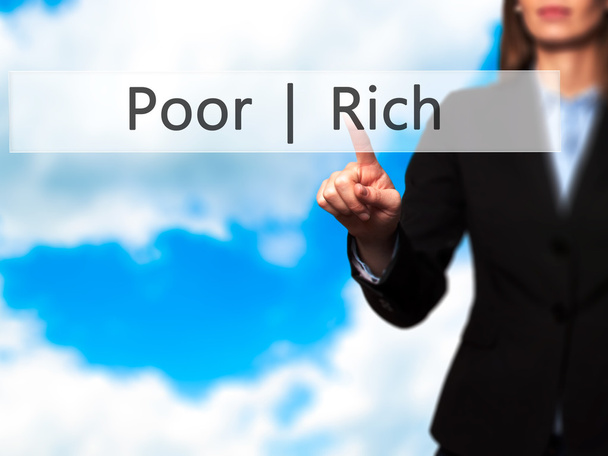 Бідний багатий - натискання кнопки комерційної жінки на сенсорному екрані
  - Фото, зображення