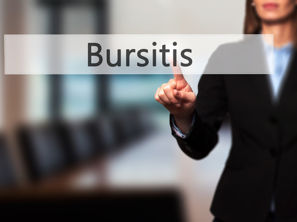 Bursitis - Imprenditore mano premendo il pulsante sul touch screen in
 - Foto, immagini