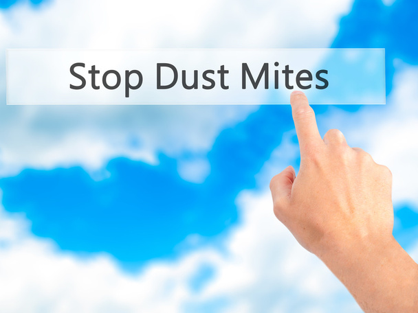 Stop Dust Mites - Mão pressionando um botão no fundo borrado c
 - Foto, Imagem