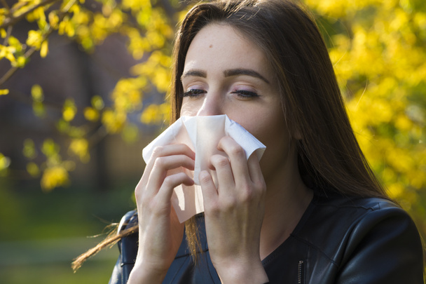Chica con alergia al polen
 - Foto, imagen