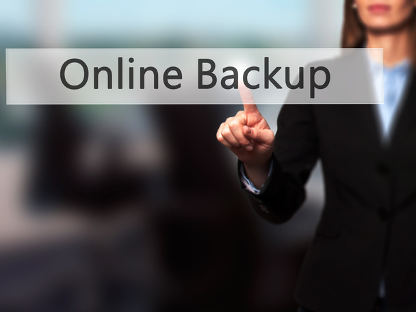 Backup online - Businesswoman mano premendo il pulsante sul touch scre
 - Foto, immagini