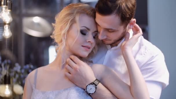 Beatiful bride and groom in the stylish interior. Serenity - Video, Çekim
