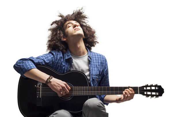 молодой человек играет на гитаре - Фото, изображение