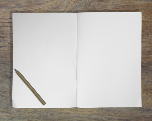 cuaderno y lápiz sobre fondo de madera ilustración
 - Foto, imagen