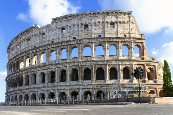 Restauração do Coliseu, fachada completa
 - Foto, Imagem
