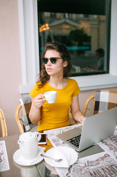 Jeune fille beautidul avec ordinateur portable et thé dans le café en plein air
 - Photo, image