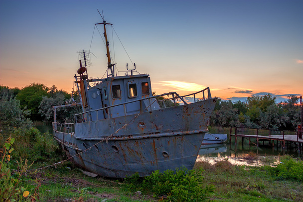 Antiguo buque abandonado
 - Foto, imagen