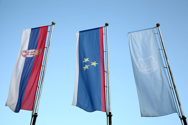 Flaggen Serbiens, der Vojvodina und der Stadt Novi Sad - Foto, Bild