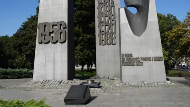 Крест в Познани в память о протестах 1956 года
 - Кадры, видео